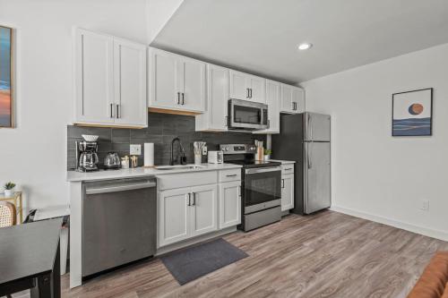 Near Medical District Walkable to Oak Lawn Bars in Oak Lawn