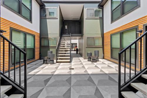 Near Medical District Walkable to Oak Lawn Bars in Oak Lawn