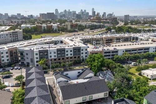Near Medical District Walkable to Oak Lawn Bars in Oak Lawn