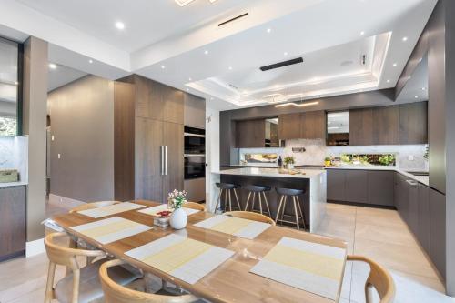 2505 Edgemont Blvd.- Anupoju – khách sạn tại Bắc Vancouver