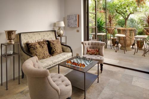 Suite with Garden View image 5