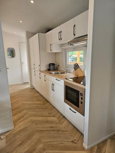 Konyha, Luxe chalet op 5-sterren camping met comfortabel ingerichte veranda - parkkosten zijn inbegrepen in Sevenum