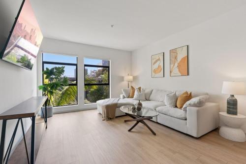 Sleek & Central 2BR Apt Hollywood Hideaway