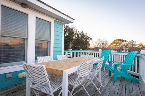 Coastal Charm with Pool Hot Tub & Resort Amenities - image 5