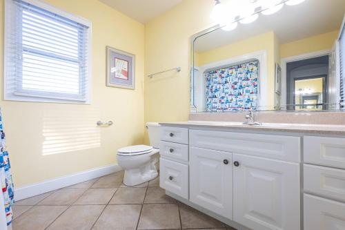 Coastal Charm with Pool Hot Tub & Resort Amenities - image 4