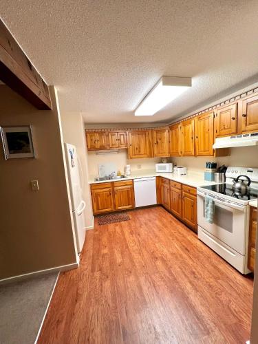 Spacious Condo-Attitash Ski-Storyland-Saco & More!! in บาร์ตเลต (NH)