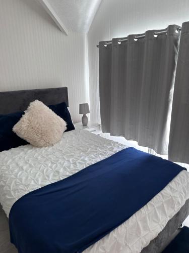 Stays with Lindsay in Palfrey