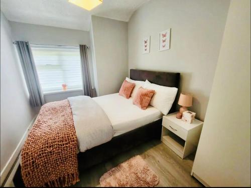 Stays with Lindsay in Palfrey