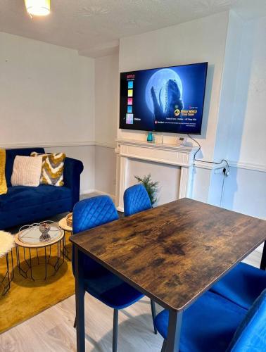 Stays with Lindsay in Palfrey