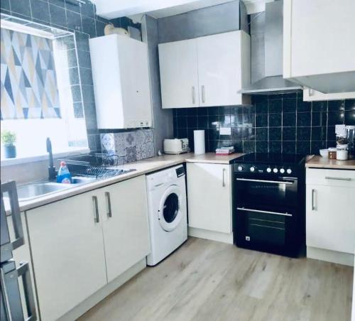 Stays with Lindsay in Palfrey