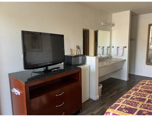 Oasis Inn and Suites - image 11
