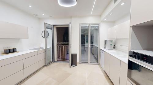 Modern Bright Mamilla Gem - Prime Location - image 13