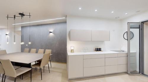 Modern Bright Mamilla Gem - Prime Location - image 11