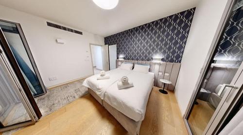 Modern Bright Mamilla Gem - Prime Location - image 6