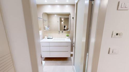 Modern Bright Mamilla Gem - Prime Location - image 2