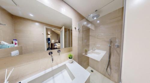 Modern Bright Mamilla Gem - Prime Location - image 4