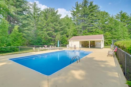 Family-Friendly Gem w/ Heated Pool near Storyland! in Hales Location (NH)