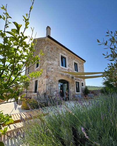 Villa Šjora - 'Autentic Dalmatian Stone Villa with Private Garden & BBQ'
