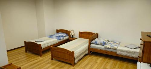 4 twin beds