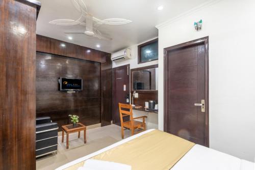 Deluxe Room image 7