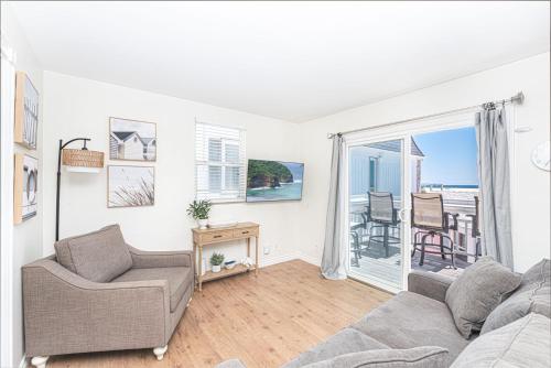 Charming 2Br W Oceanview Balcony One House From Sand By Beachview Rentals