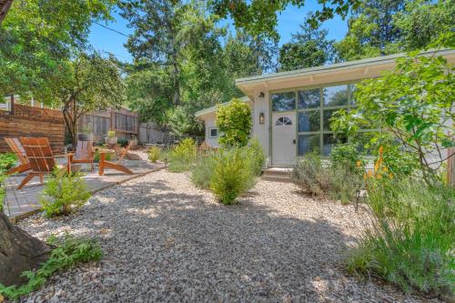 Serene Retreat with Hot Tub - Fire Pit - Deck