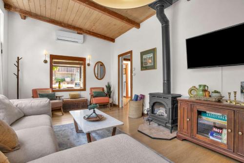 Serene Retreat with Hot Tub - Fire Pit - Deck in Forestville (CA)