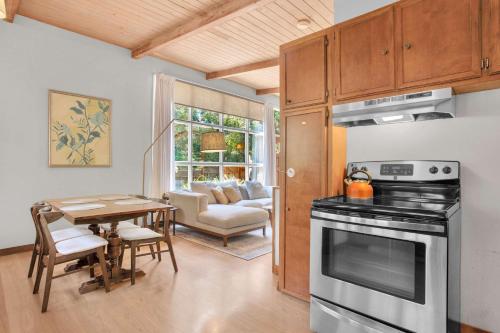 Serene Retreat with Hot Tub - Fire Pit - Deck in Forestville (CA)