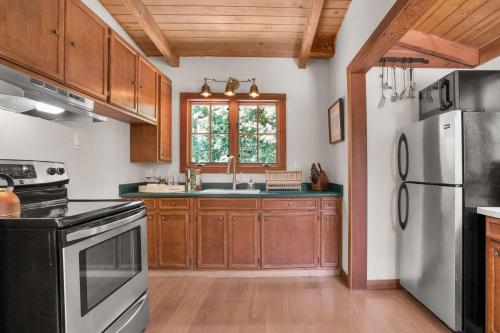 Serene Retreat with Hot Tub - Fire Pit - Deck in Forestville (CA)
