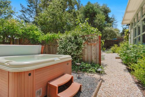 Serene Retreat with Hot Tub - Fire Pit - Deck in Forestville (CA)