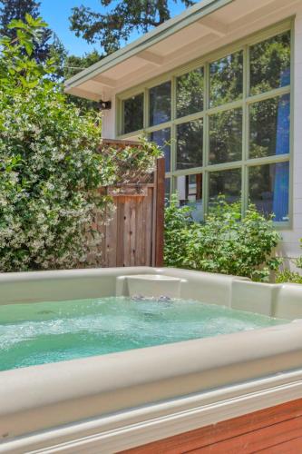 Serene Retreat with Hot Tub - Fire Pit - Deck in Forestville (CA)