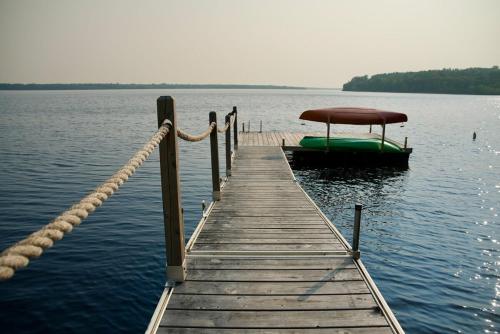 . Waterfront Retreat Near Coulonge Falls with Sauna