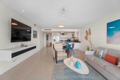 Beachfront - Deluxe View 1BR condo - E323-2, Palm-Eagle Beach (photo 5)