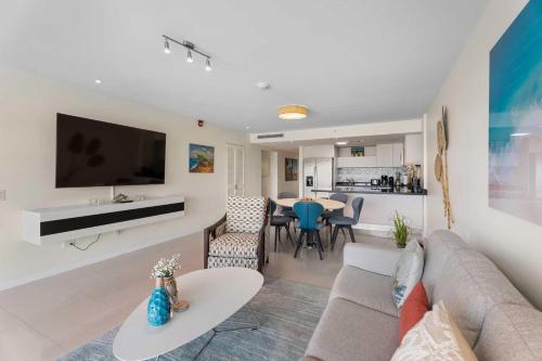 Beachfront - Deluxe View 1BR condo - E323-2, Palm-Eagle Beach (photo 7)