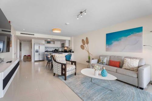Beachfront - Deluxe View 1BR condo - E323-2, Palm-Eagle Beach (photo 9)