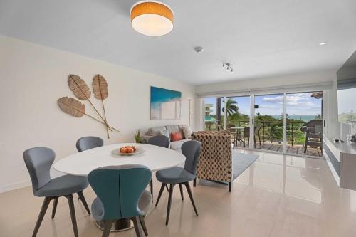 Beachfront - Deluxe View 1BR condo - E323-2, Palm-Eagle Beach (photo 10)