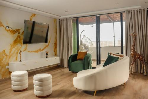 Luxurious Apt with Rooftop, BBQ, and Beach nearby