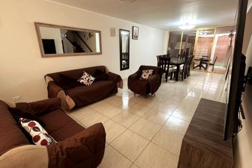 Duplex amplio en Urb San Isidro