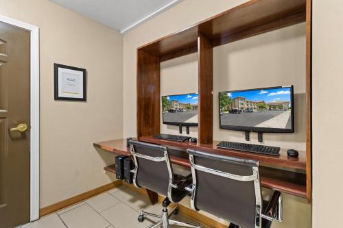 Comfort Inn & Suites Lancaster Antelope Valley - main image