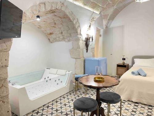 Luxe Studio with Jacuzzi, Ostuni Center, Ostuni