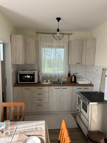 Konyha, Kuća Pod Brezama (Kuca Pod Brezama) in Majur