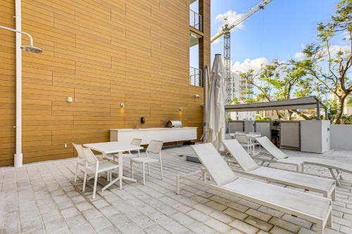 Modern Sarasota Condo with Pool Walk to Water! in Rosemary District