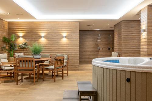 Pezsgőfürdő, Moser Living and Wellness Apartment in Vízpart/Beach