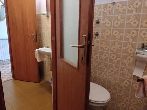 Double Room with Shared Bathroom image 10