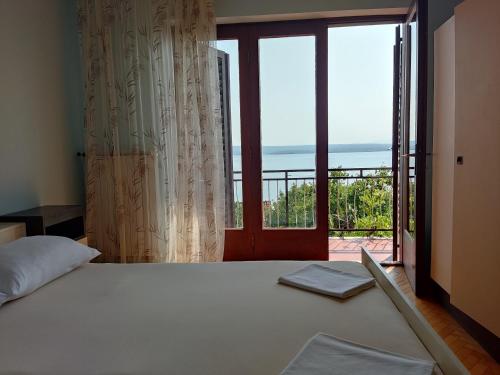 Standard Double Room with Shared Bathroom image 10