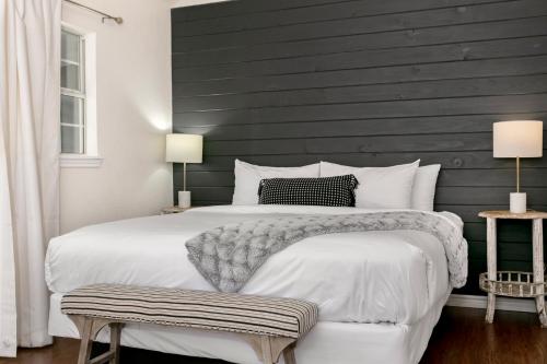 Downtown Retreat #2 - King Bed, Walk to Main, Shared Pool