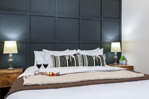 Downtown Retreat #5 - Walk to Main, Shared Pool & Hot Tub