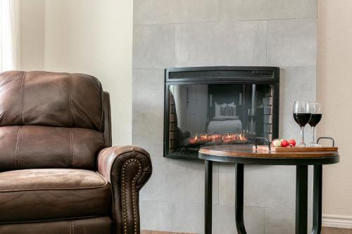 Downtown Retreat #4 - Walk to Main, Shared Pool & Hot Tub