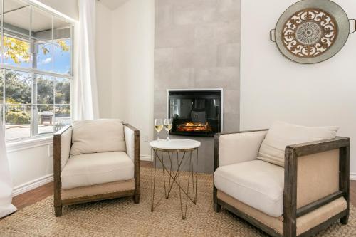 Downtown Retreat #1 - King Bed, Shared Pool, Walk to Main
