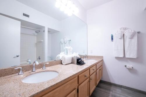 Two-Bedroom Suite image 6